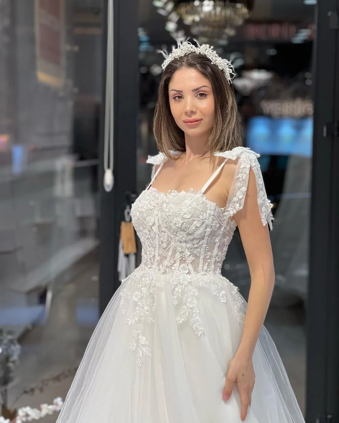 Chic Floor Length Sweetheart Sleeveless A-Line Tulle Wedding Dress with Appliques