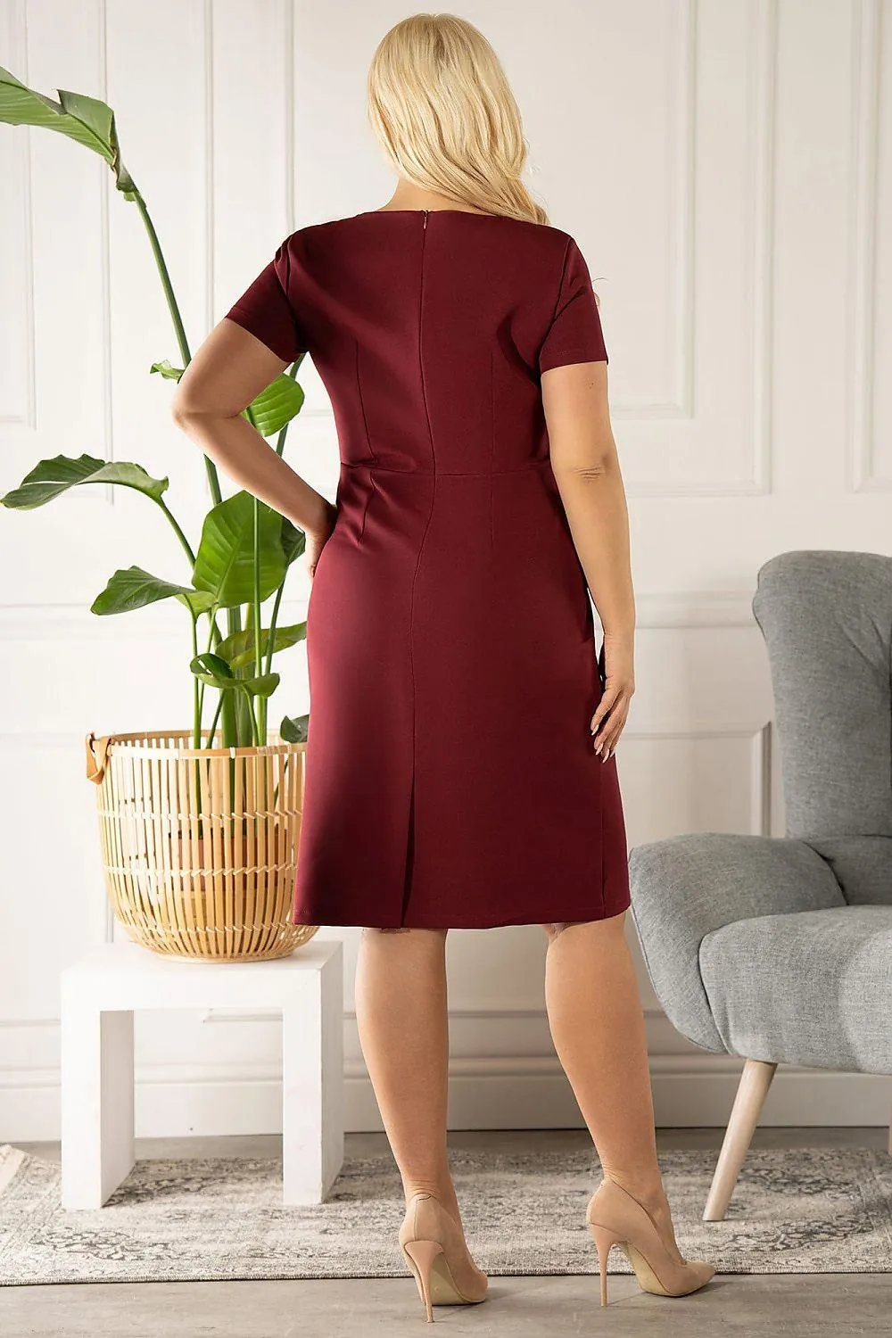 Chic Wilma Plus Size Dress with Eye-Catching Neckline